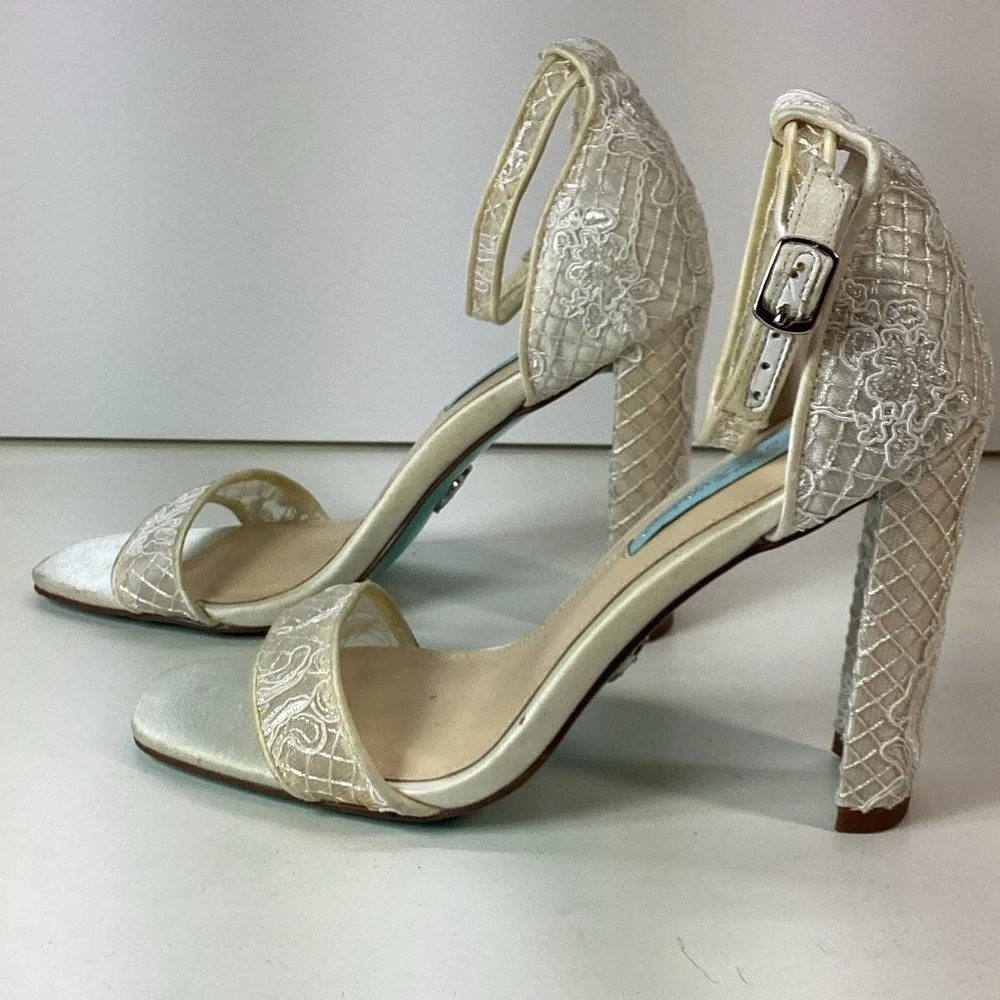 Betsey Johnson Cream Lace Heels - Picture 6 of 11